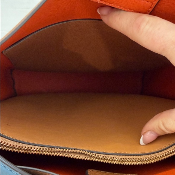 Tory Burch Perry Fine Leather Tote - Picture 6 of 16